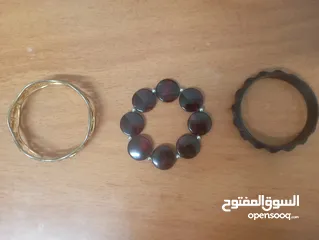  1 ثلاثة أساور باللون الأسود والبني والذهبي كل إسوارة 5 شيكل