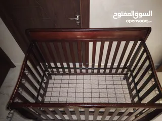  4 سرير أطفال ديزاين أمريكي جودة عالية خشب لون عسلي قاعدة زمبركية استعمال خفيف... متين وعالي الجودة.