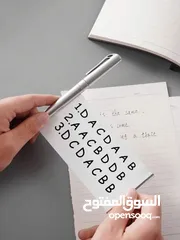  1 قلم حبر  مع ورقه سحب  مخفيه داخل لكتابة النوت على الوجهين  طول 15سم الورقه. تمسح بفاينه مئات المرات
