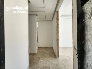  12 شقة أرضية مميزة في عبدون للبيع بموقع حيوي   الرقم المرجعي : 14199