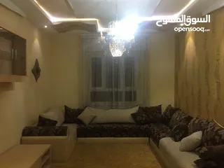  17 شقة سكنية نظيفة بالأثاث .. موقع ممتاز والجيران تبارك الرحمن ..