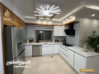  9 شقة مميزة  بإطلالة رائعة وموقع ممتاز مفروشة بالكامل وبتطشيب شخصي جديد وعمارة جديدة