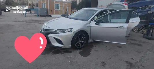  1 تويوتا كامري 2018 فل ما عدا الفتحه . لون سلفر