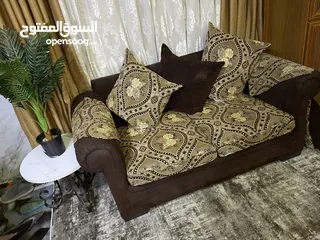  2 كنب مستعمل للبيع مع طاولات عدد 2