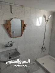  8 شقة للايجار  مساحة الشقه 107م مكون من صاله وغرفة قعده وغرفة نوم وغرفة جلوس وحمام ومطبخ وبلكونه