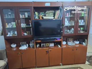  1 بوفية سفرة طراز قديم حالتها ممتازة مصنوعة من خشب لاتية من البوفيهات القديمة مكونة من 3 قطع