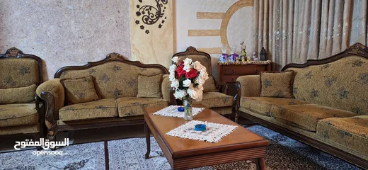  1 طقم غرفة جلوس كنبايات خشب زان 9 مقاعد بحالة جيدة جدا