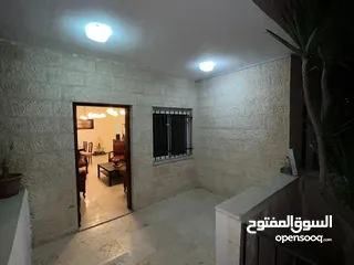  2 شقه  ارضيه مفروشه مكونه من غرفتين نوم وحمامين وصاله وصالون ومطبخ مجهز بالكامل  برنده  مواقف خاصه