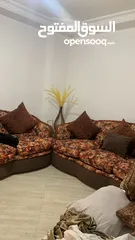 8 طقم كنب خشب زان مرتب للبيع بداعي السفر  بتكون من كرسيين وكنب عدد2مقعدين ب مقعدين واريكا