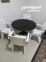  1 round wood table with 4 chair, good condition