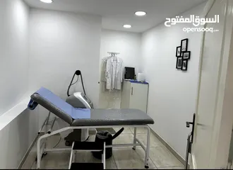  2 سرير فحص طبي مستعمل لون رمادي مع درجات و خزانة جانبية