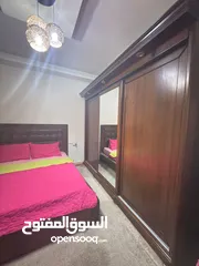  1 غرفه نوم  تخت وخزانه وتسريحة و2 كومودينا ووحدة ادراج بدهم دهان خفيف خشب بلوط