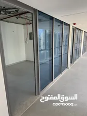  6 معارض ومكاتب تجاريه للايجار في موقع مميز جداً