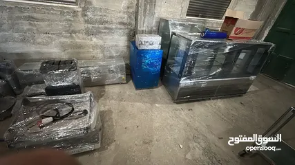  8 عدة محل  كاملة مع طاولات وكراسي للبيع