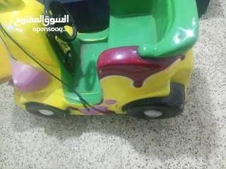  1 سياره للاطفال تعمل ع النقود المعدنيه