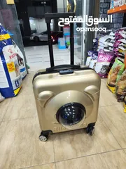  1 شنتة حمل قطط مع باسورد ، بتوسع 3 قطط قوية و بتتحمل ضد الكسر ، حتى بتقدر تعتمدها شخصي عالعقبة
