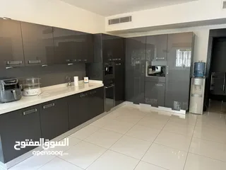  9 شقة ارضية طابقية بمساحة 399 متر2