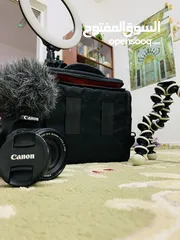  1 كاميرا كانون 250D شبه جديد مع شنطة واضاءة ومايك و ستاند بسعر 2000 قابل للتفاوض