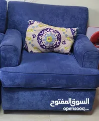  3 كنب ازرق اللون و خشب داخلي ممتاز