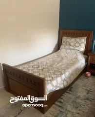  1 تخت نوم خشب واحد