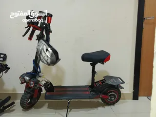  1 سكوتر كهربائي