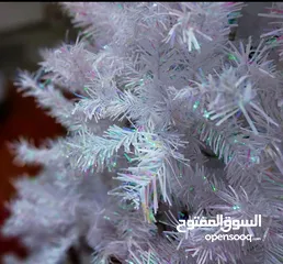  2 شجرة جديدة غير مستعملة لون ابيض ارتفاع 150 سم كثيفة مع قاعدة بلاستيك