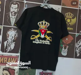  8 تيشيرت بتصميم راقي عليه التاج الهاشمي وشعار العشيرة، وكمان علم الأردن مطرّز