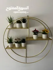  1 رف مع نباتات اصطناعية