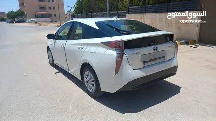  19 تويوتا بريوس لون ابيض لؤلؤي فحص 3 جيد بسعر مغري قابل للبدل
