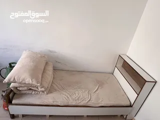  1 سرير خشبي منفرد للبيع