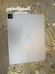  2 ipad12.9بحالة ممتازة للبيع معه شاحنه الأصلي و الكرتون