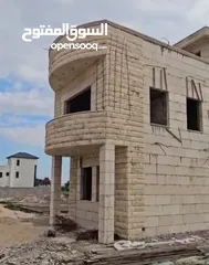 7 فيلا مكونة من طابقين مع بركة مع قطعة أرض للبيع