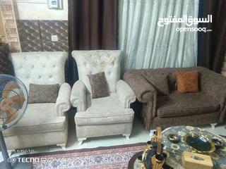  4 طقم كنب بني وبيج مخمل – حالة ممتازة واستعمال خفيف