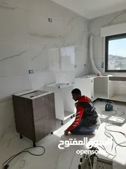  24 شقه تشطيب جديد2نوم مع ماستر2حمام صاله صالون مطبخ بلكون موقع مميز/يوجداسكان يتوفر به شقق أخرى للايجار