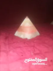  3 اهرامات بلورية مع اكسسوارات نحاسية