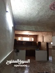  8 شقه للايجار قرب جامع العرب في السوق