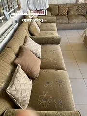 8 طقم كتب 8 مقاعد مع طاولة منتصف مستخدم بحالة جيدة .. ممكن يركب على شكل L..  لغرفة المعيشة او الصالة