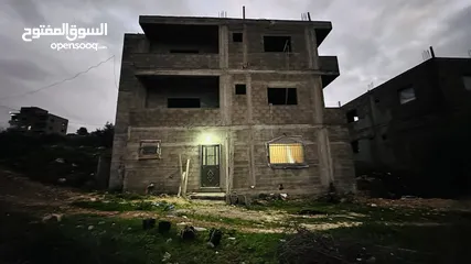 5 ارض مساحتها 924 متر مربع مبني عليها طابق تسويه مساحته 138 متر وطابق اول 190 و طابق ثاني 190 متر