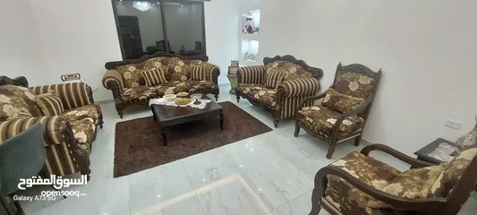  1 طقم كنب بحالة ممتازة مكون من 9 مقاعد للبيع ب 200 د