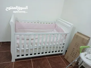  1 سرير اطفال وغرفة اطفال خزانه وتخت  ومكتب للدراسه جديد بلكرتونه