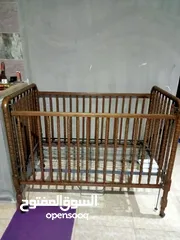  12 سرير اطفال  خشب زان مع فرشة بحالة ممتازة جدا/ السرير له جانب متحرك للأعلى والاسفل وله عجلات