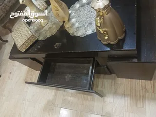  7 طاولات وسط 1 حجم كبير معها 4 سيرفيس 2 كبير و 2 صغير