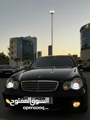  28 مرسيدس C200 مالك واحد اسود ملوكي بحاله الوكاله