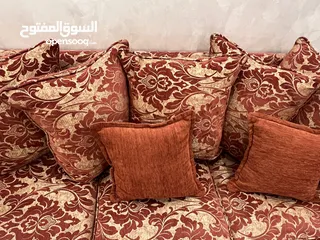  6 طقم كنب مستعمل للبيع مع هدية طاولة وسط و سجادة في الزرقاء