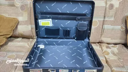 4 شنطة دبلوماسية برقم سري جلد وكاله  50 دينار