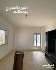  1 شقة فارغة للايجار في منطقة البنيات طابق اول مع بلكونة وترس