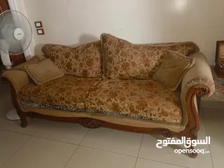  1 للبيع غرفة صالون قعدة مستعملة. ثلاثية وثنائية ومفردتين وطاولة وسط وطرييزتين