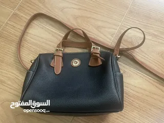  5 شنتة/ شنطة/حقيبة نسائية جديدة لم يتم استخدامها في حالة ممتازة، اسود و بني و معها حبل طويل و قصير.
