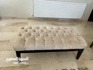  7 طقم كنب صالون بحالة ممتازة مع طاولات وسط و جانبيتين للبيع