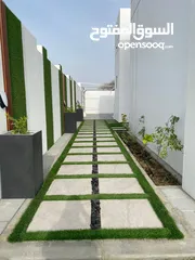  13 العشب الصناعي - لمسة طبيعية تدوم للأبد!  Artificial Grass – A Natural Touch That Lasts Forever